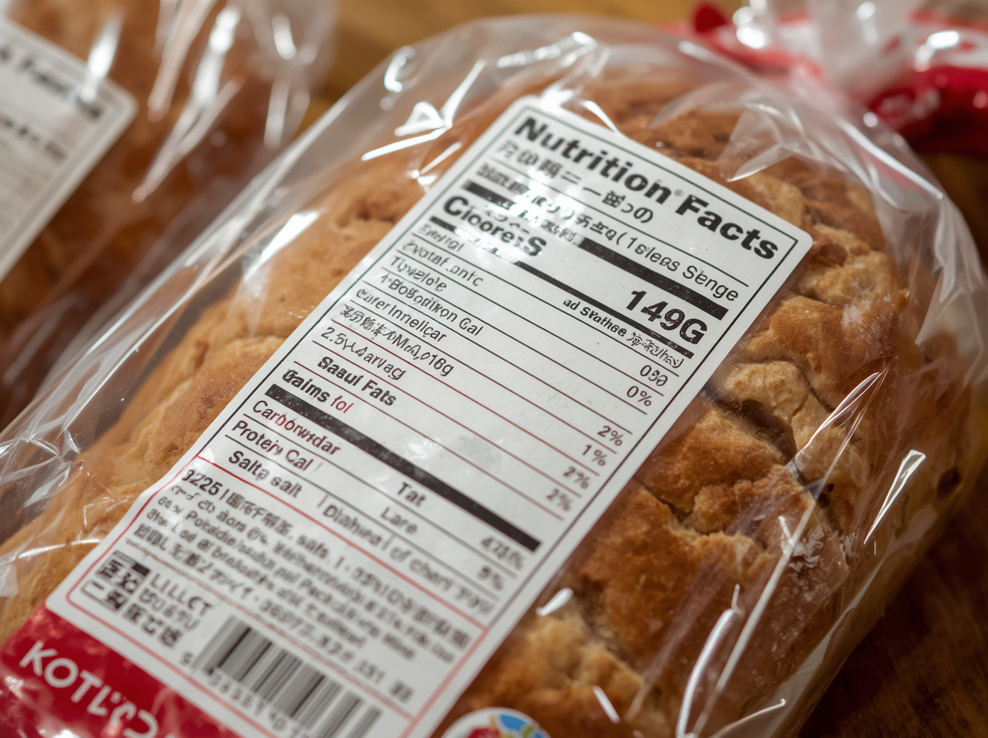 包装されたパン袋のクローズアップ。食品表示ラベルが貼られており、栄養成分表示の欄が見えている
